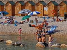 ‘Guerras de espreguiçadeiras’ atingem as carteiras dos turistas enquanto a Itália ameaça os turistas com multa de £ 428 por reservarem os melhores locais de praia