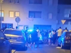 Três pessoas, incluindo uma mulher grávida e uma criança, morreram quando homens armados mascarados abriram fogo contra um resort de férias espanhol