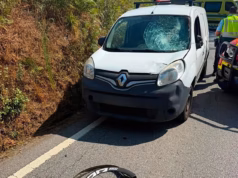 Um motorista de van passou no meio da corrida sem nenhuma polícia por perto antes do acidente que matou o ciclista britânico Finlay Turling, revelam os investigadores, os pais de coração partido do jovem de 19 anos se manifestaram.