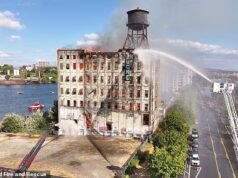 O centro sitiado de Portland continua enfrentando enormes nuvens de amianto enquanto um moinho histórico incendiado com corpos dentro é explodido