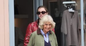 É um assunto de família para Camilla! A Rainha leva irmã, filha e neta em uma viagem de compras para meninas perto de Balmoral