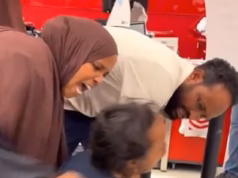Hijabs voam durante a feroz briga de gatos entre mulheres somalis dentro de uma loja Target