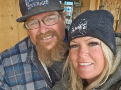 Um casal de almas gêmeas chega a Las Vegas para uma estadia em uma suíte de luxo… mas logo depois que o marido adoece e morre, a viúva perturbada agora alega um terrível erro no hotel que poderia tê-lo salvado.