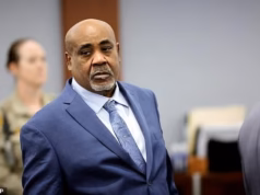 O suspeito do assassinato de Tupac colocou a arma nas mãos do atirador como vingança, afirma o advogado no primeiro dia de julgamento histórico