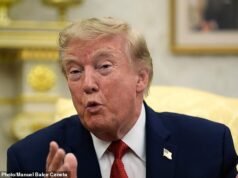 A Marinha de Trump está em crise enquanto outro navio de guerra afunda, deixando os marinheiros sem comida, água e banheiros por quatro dias