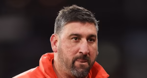 Novos detalhes surgem da noite das estrelas do Sydney Swans em Melbourne em meio a uma investigação de agressão sexual em um hotel – enquanto o clube enfrenta o segundo drama de suspensão