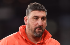 Novos detalhes surgem da noite das estrelas do Sydney Swans em Melbourne em meio a uma investigação de agressão sexual em um hotel – enquanto o clube enfrenta o segundo drama de suspensão