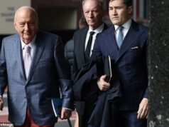 O acusador de Alan Jones é questionado no tribunal ao admitir ter enviado textos obscenos para ‘Curry Favre’ com o rádio titã