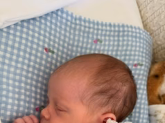 Eugenie escolheu um nome muito real para sua filha: o novo Royal Adelaide Elizabeth Annina homenageia duas rainhas, uma princesa portuguesa e a Condessa Pal de sua mãe.