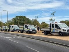 O município tentou impedir que os viajantes entrassem no campo com um ‘anel de aço’ e usou tratores para levantar a poeira e forçar a saída das caravanas.