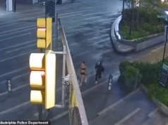 Uma corredora solitária sofre o pior pesadelo de toda mulher quando um homem usando uma máscara CHCKY começa a persegui-la em alta velocidade por uma rua tranquila da cidade.