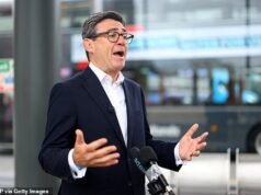 Quentin Letts: Ameaças terríveis de Putin, um projeto de lei de bem-estar inchado e uma crise cada vez mais profunda de pequenos barcos… mas na estação de ônibus como prefeito de Andy Trumpton