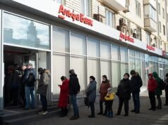 Os russos estão retirando bilhões dos bancos em meio a temores de que Putin saqueará as poupanças para a guerra na Ucrânia