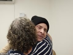 ‘Eu queria morrer’: Marido e mulher sequestrados em 7 de outubro revelam o inferno que suportaram em Gaza – desde meninas sendo ‘espancadas em pedaços’ e agredidas sexualmente, até passarem fome e serem torturadas