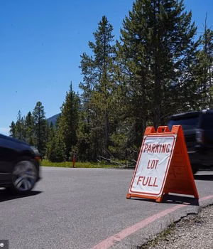 110728603-16063861-Throngs_of_tourists_visiting_Grand_Teton_National_Park_in_Wyomin-a-9_178739763343.avif