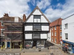 A famosa casa Wonky, favorita dos turistas em Canterbury, está à venda por £ 650.000