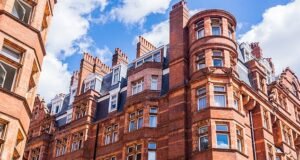 Os preços das casas em Londres caem em £ 290.000: as casas de luxo da capital caem até 25% – mas é hora de boom no norte