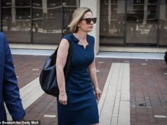 A ex-senadora Kirsten Cine, acusada de ‘preparar’ o namorado veterinário casado das forças especiais em um relacionamento difícil enquanto ela lutava contra a depressão, rejeita as afirmações da ex-mulher em depoimento cara a cara