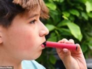 Vapers infantis ‘são mais propensos a ter depressão e problemas respiratórios’