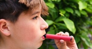 Vapers infantis ‘são mais propensos a ter depressão e problemas respiratórios’
