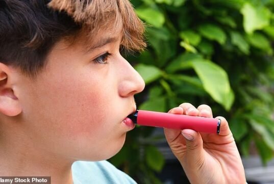 Vapers infantis ‘são mais propensos a ter depressão e problemas respiratórios’