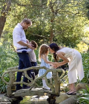 110739155-16066645-Harry_and_Meghan_with_their_children_Prince_Archie_and_Princess_-m-4_178722594172.avif