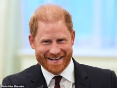 O radiante Harry parecia encantado ao sair do disfarce poucas horas depois de retornar ao Reino Unido (e riu com uma colega ruiva).