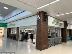 Andy Burnham se junta aos moradores de Waitrose na batalha com aliados sobre os planos de reforma do shopping center na cidade termal da Geórgia