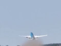 A cauda do jato de passageiros da Boeing atingiu o solo durante a decolagem, depois que o avião que transportava o 287 freou misteriosamente e saiu de uma pista alemã.
