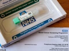 O teste de 2 minutos deveria ser feito por todos os britânicos para reduzir em 43% o risco de morrer de câncer de intestino, alertaram os cientistas.