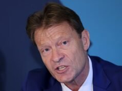 Richard Tice, vice-líder do Reform UK, defendeu a suspensão de um importante apoiante ao negar que o seu partido parecia “fraco” às críticas.