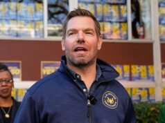 Agentes do FBI confrontaram Eric Swalwell no aeroporto de São Francisco e apreenderam seus aparelhos eletrônicos como parte de uma investigação de má conduta sexual.
