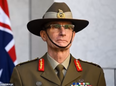 O ex-chefe da defesa australiano removeu a menção à sua Cruz de Serviço Distinto de seu perfil oficial após uma mudança na carreira