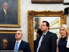 Alto funcionário da Casa Branca renuncia enquanto Trump enfrenta demissões antes do semestre