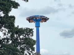 Duas adolescentes pagaram uma fortuna cada uma depois de ficarem presas de cabeça para baixo em um parque de diversões com defeito por 25 minutos