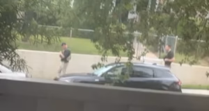 A investigação criminal de Eric Swalwell aumenta quando meia dúzia de agentes do FBI invadem a casa do desgraçado ex-congressista em DC.
