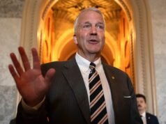 O senador do Alasca não aprendeu muito sobre como gastar fundos de campanha, pois gastou US$ 13 mil em uma churrascaria ainda a ser inaugurada em DC e se hospedou em outro resort de luxo antes de uma difícil primária.