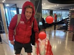 Mãe furiosa compartilha foto com sua filha Isaac Heaney, de cinco anos, enquanto o drama policial se desenrola no hotel da equipe