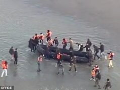 Migrantes violentos entram em confronto com a polícia enquanto tentam cruzar a costa francesa para o Reino Unido