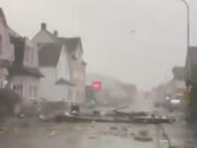 Tornados, inundações repentinas e ventos de 150 km/h causam caos nos principais destinos turísticos de Espanha, Itália e França, à medida que uma forte tempestade atinge a Europa