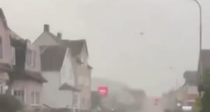 Tornados, inundações repentinas e ventos de 150 km/h causam caos nos principais destinos turísticos de Espanha, Itália e França, à medida que uma forte tempestade atinge a Europa