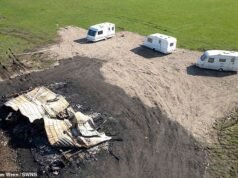 Famílias de viajantes que controlavam uma vila pitoresca inteira por um resgate de £ 600 mil em um ‘golpe de apropriação de terras’ agora apelaram para manter suas caravanas no local depois que sua ‘chantagem’ saiu pela culatra