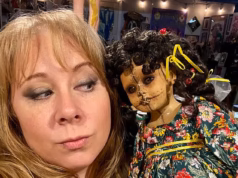 Mulher da Nova Inglaterra que posou para uma selfie incrivelmente assustadora com uma boneca presa por crime de pesadelo no necrotério