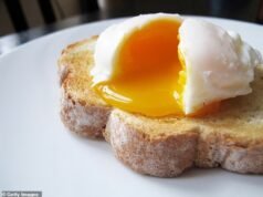 Não coma ovos moles, alertaram os idosos britânicos – em meio a um grande surto de salmonela que matou uma pessoa e adoeceu mais de 200