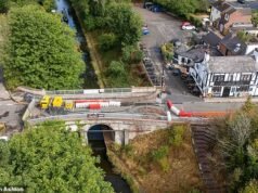 Ponte dos suspiros! Nove meses de obras nas estradas dividiram a vila em duas e deixaram os moradores com uma caminhada de 13 quilômetros para chegar às lojas