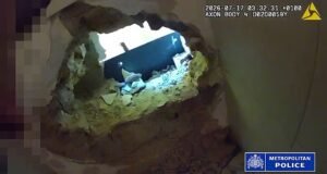 Gangue do momento ligada a uma onda de assalto de £ 700 mil pega invadindo uma joalheria em um salão de massagens ao lado