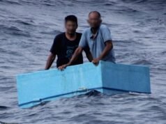 Dois pescadores resgatados do Oceano Pacífico após ficarem presos em uma caixa frigorífica sem comida ou água por cinco dias
