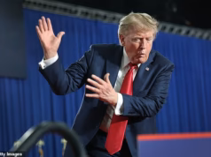 Trump bate palmas com zombaria de ‘mãe’ após a manobra descarada de manifestante em comício