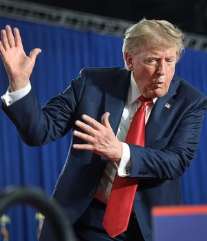 110787199-16071579-Donald_Trump_humiliated_a_South_Carolina_protester_when_he_told_-a-6_178737375932.avif