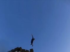Momentos em que aventureiros imprudentes desafiam a polícia jogando ‘lápides’ no mar do telhado de caridade
